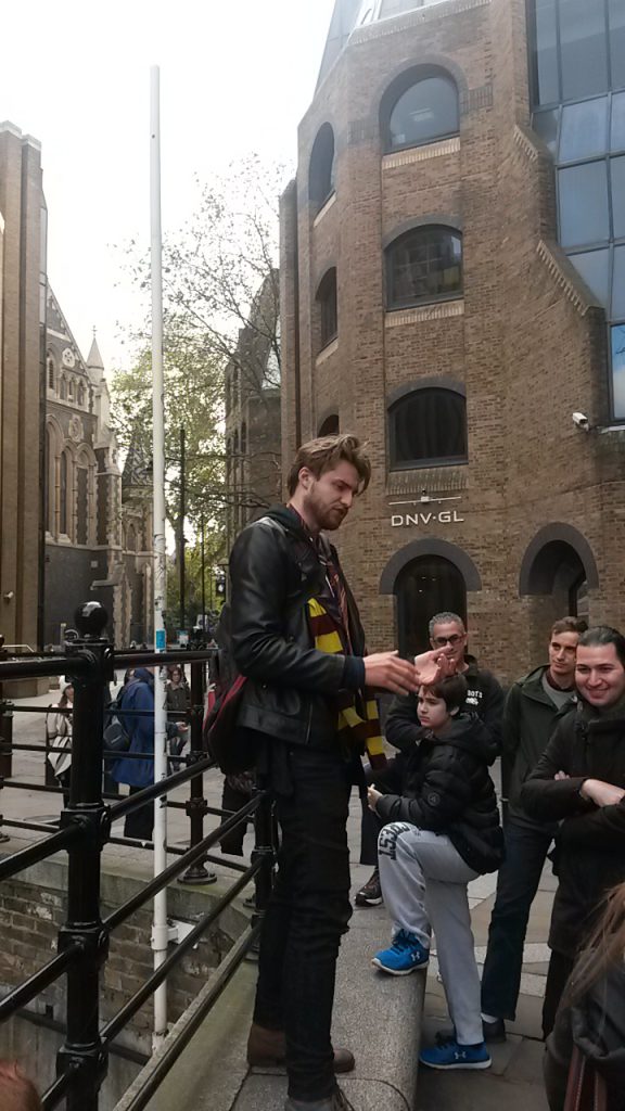Участники тура по местам съемок Гарри Поттера в Лондоне